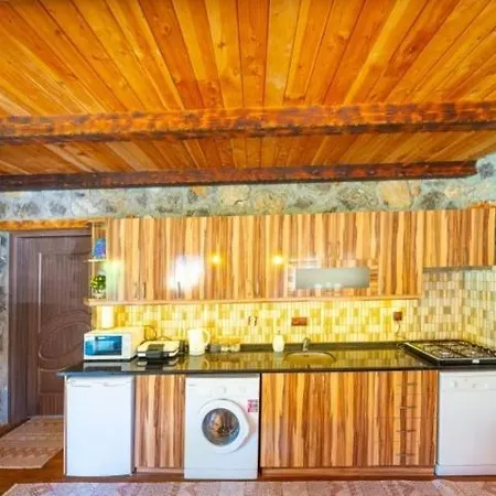 Engins Houses Nara Rest Φετιγιέ